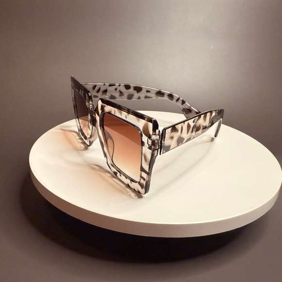 Sheer Black/Gray Oversized Fashion Sunglasses with Tortoiseshell Pattern - Picture 3 of 3